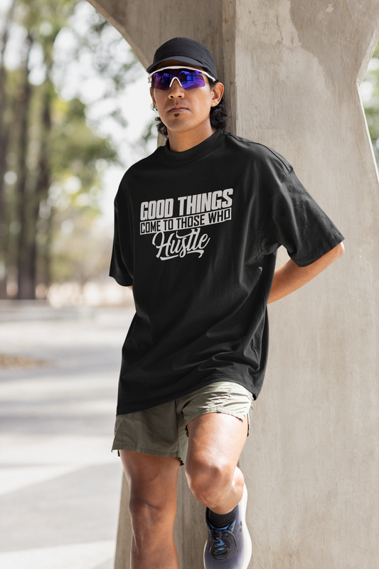 Mockup mit Model schwarzes Oversized Basketball T-Shirt mit dem weißen Statement-Print: „GOOD THINGS COME TO THOSE WHO Hustle“. 100% Baumwolle.