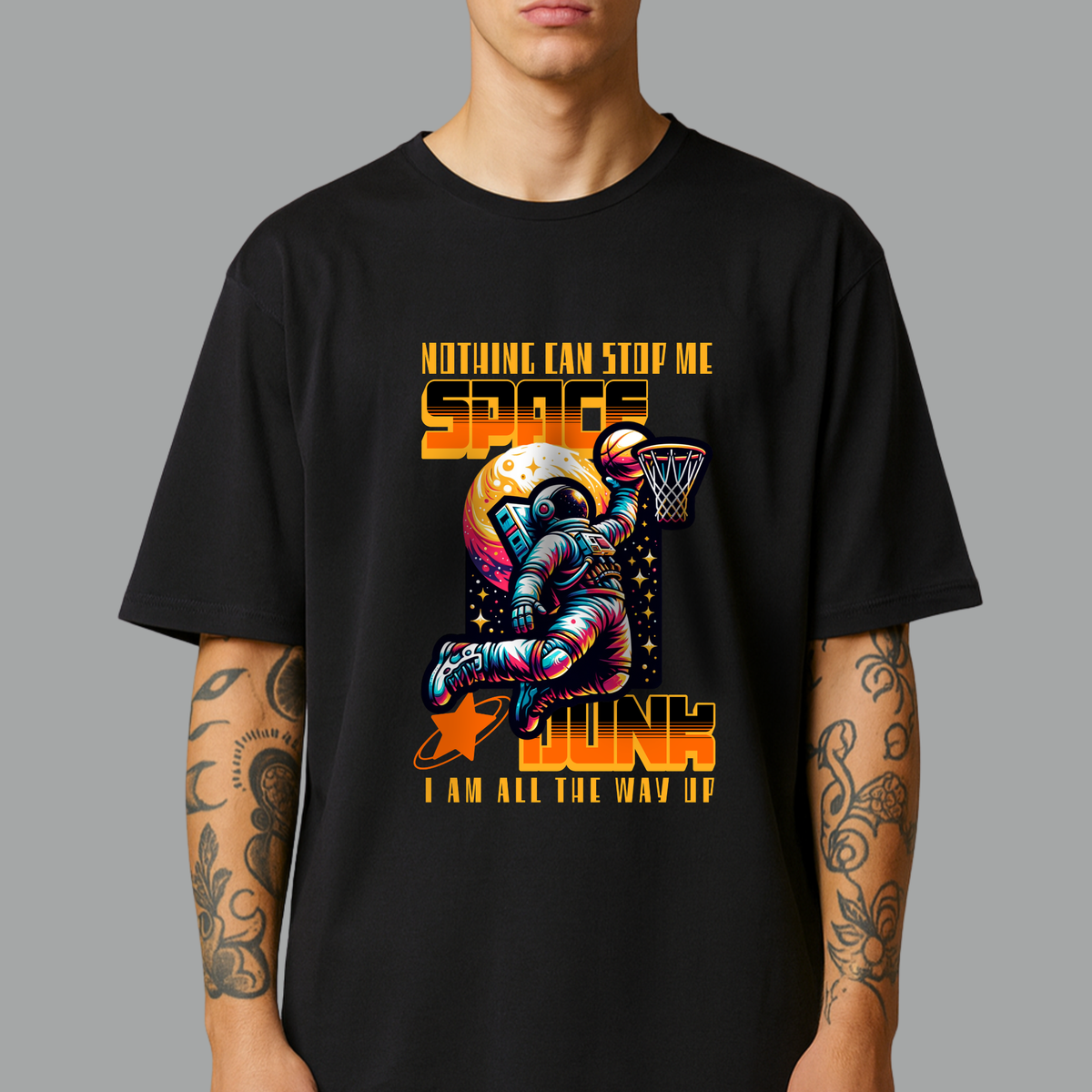 Mockup mit schwarzen Oversized T-Shirt mit buntem Retro-Print eines Astronauten, der einen „Space Dunk“ (Basketball) vor einem Planeten macht. Mit dem orangefarbenen Slogan „NOTHING CAN STOP ME“ und „I AM ALL THE WAY UP“. 100% Premium Baumwolle