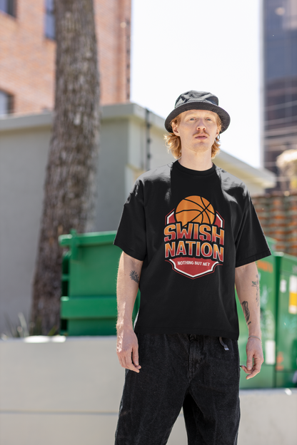 Mockup mit Schwaren Oversized T-Shirt mit einem zentralen Print: Orangefarbener Basketball über dem Schriftzug „SWISH NATION“ und „NOTHING BUT NET“ in einem rot umrandeten Wappen-Design.